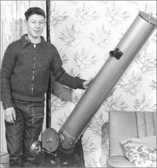 Barry Pemberton em 1961, com o primeiro telescópio que construiu.