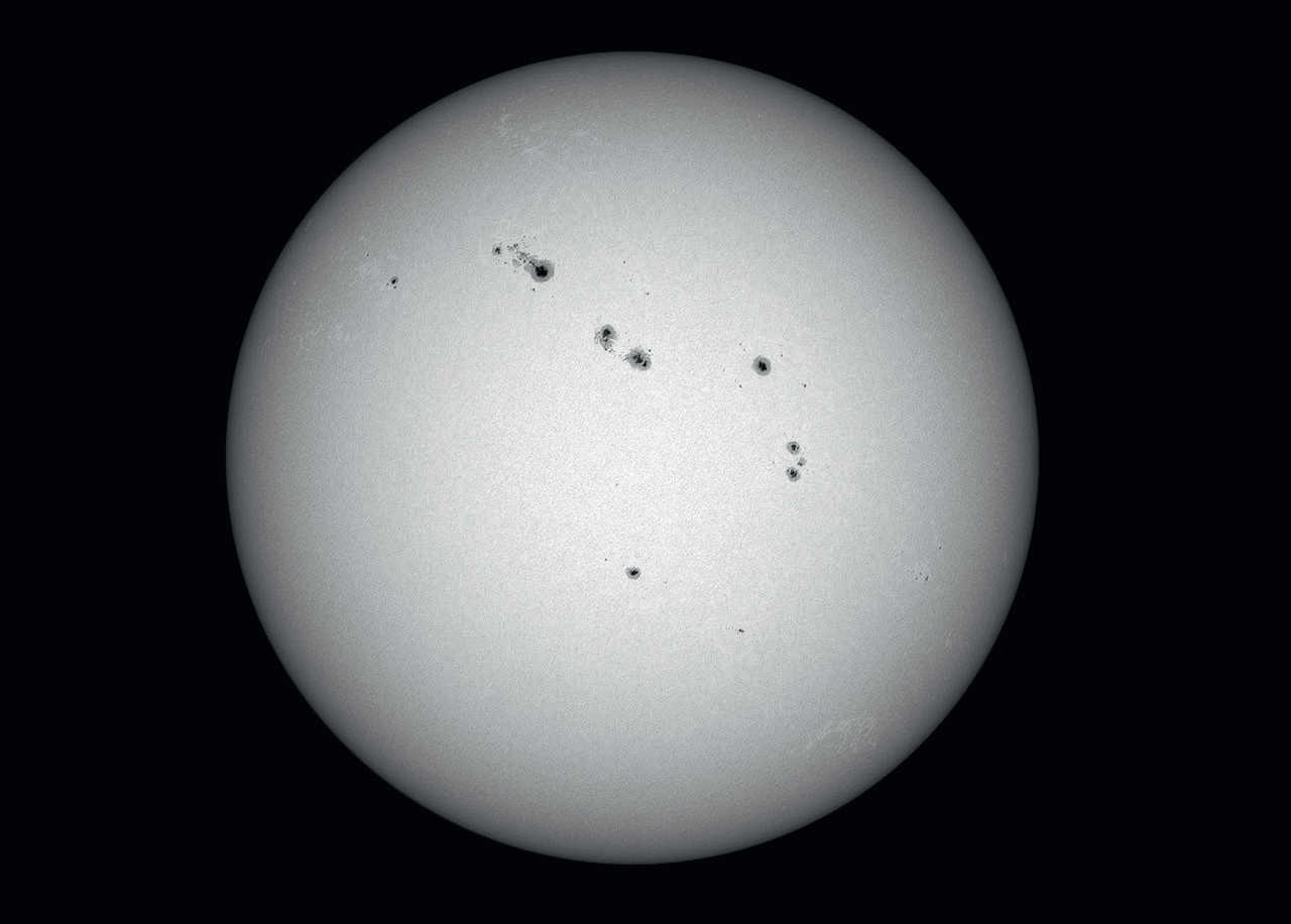 Com óticas de curta distância focal (distância focal aprox. 500–600 mm) é possível obter fotografias panorâmicas do disco solar, as quais exibam a disposição das manchas. Esta imagem foi tirada com uma câmara CCD não refrigerada num telescópio com uma abertura de 60 mm e uma distância focal de 600 mm (imagem constituída por 500 imagens retiradas de uma sequência de 2500 fotografias). U. Dittler 